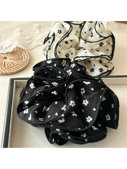 Gifty - Vintage Floral Forest Scrunchie