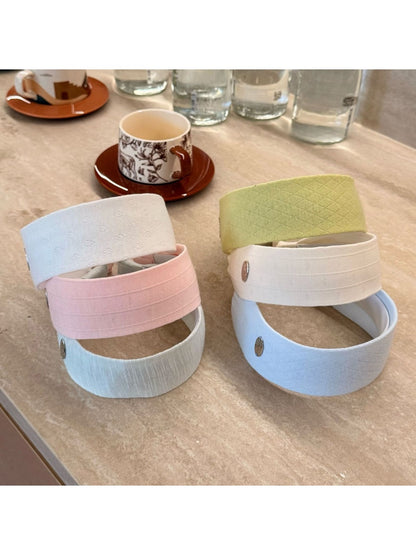 Model wearing Gifty wide solid color headband with casual outfit