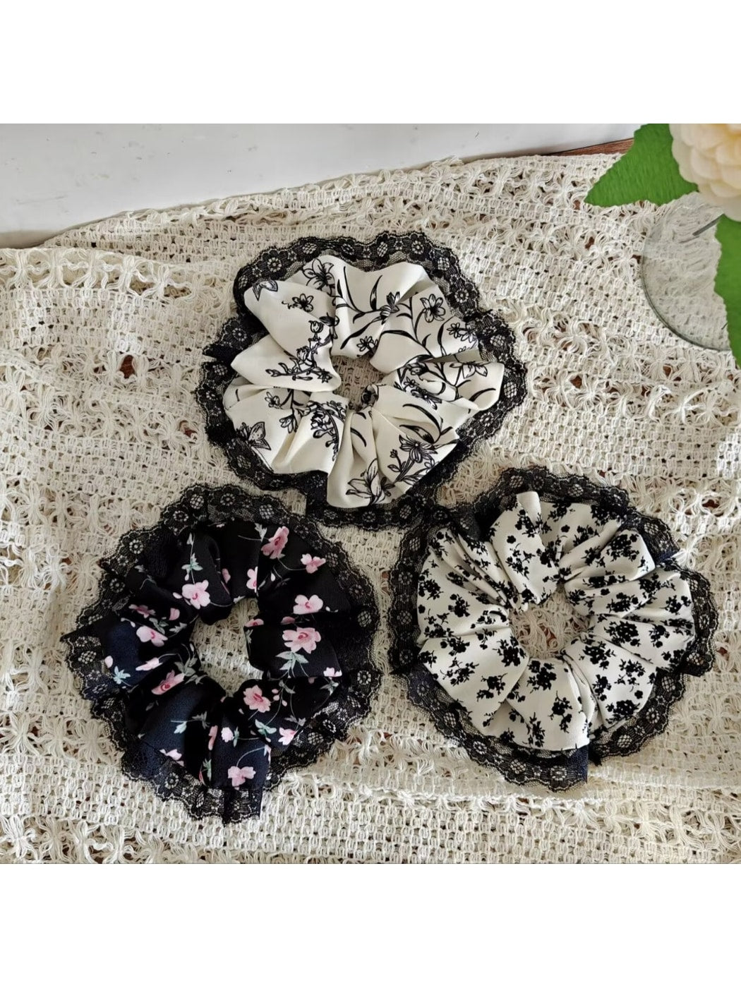 Gifty - Floral Print Lace Trim Elastic Scrunchie