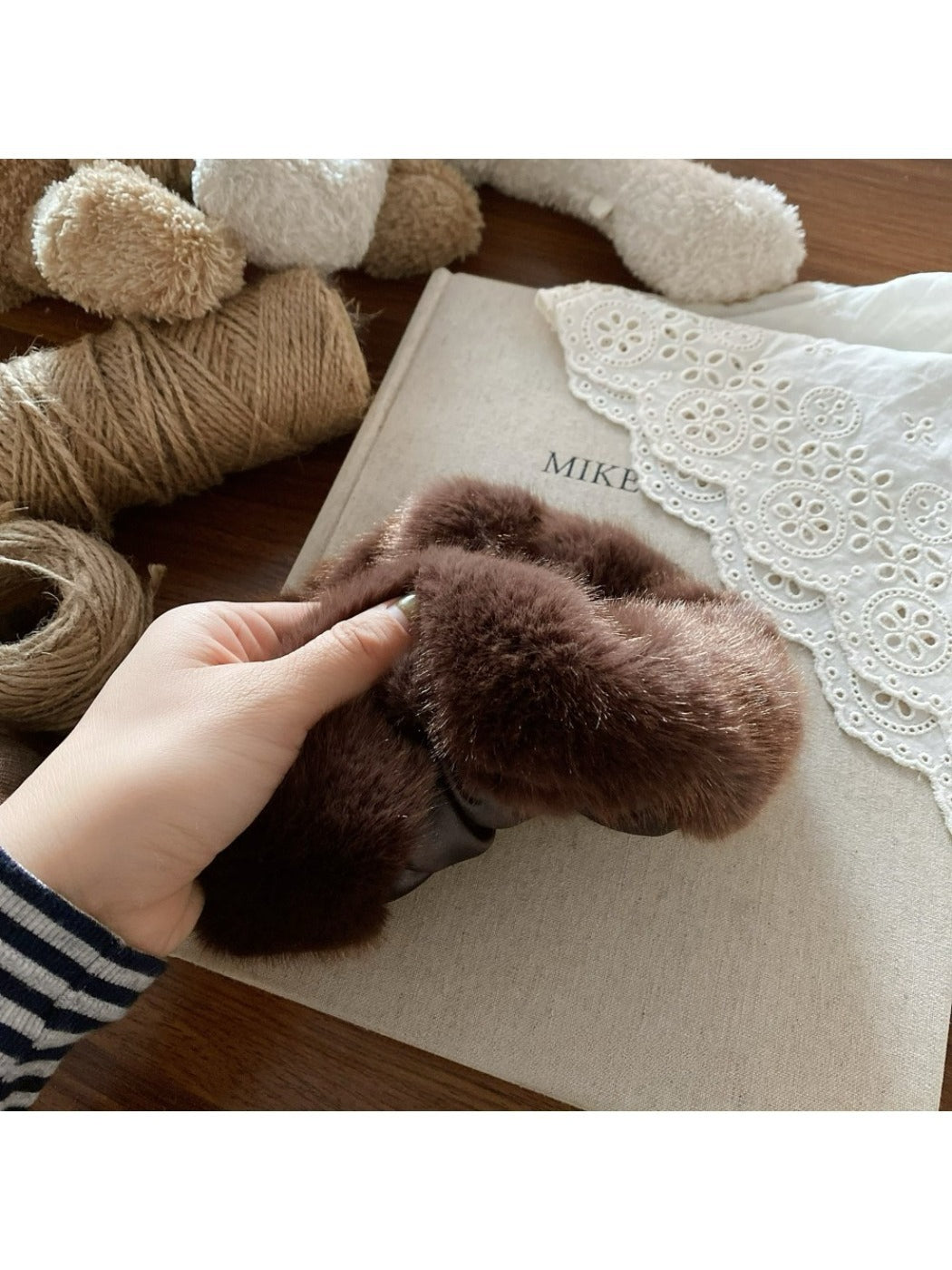 Gifty - Soft Plush Scrunchie Hair Ties