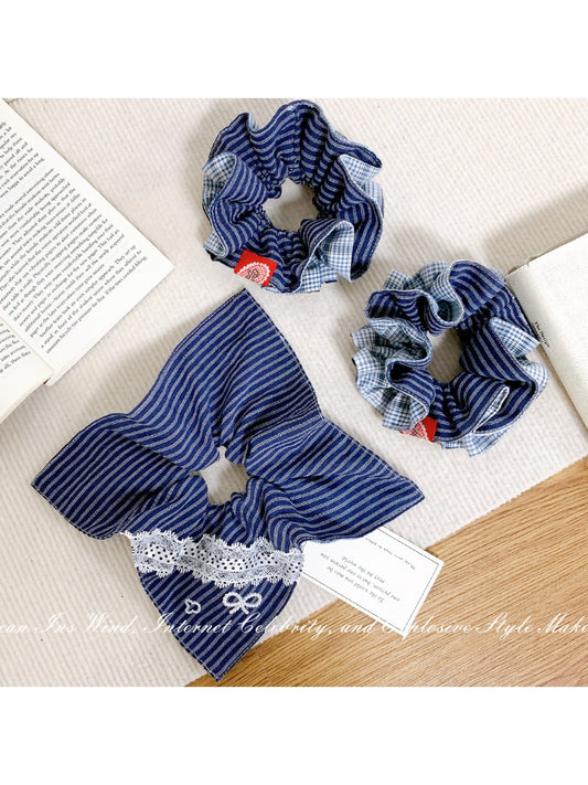 Gifty - Navy Minimalist Striped Scrunchie