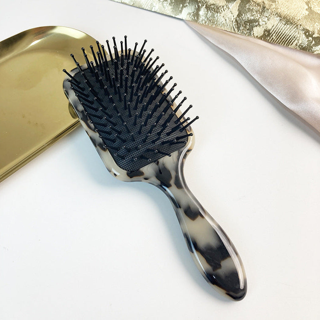 Single-variant view of hair brush
