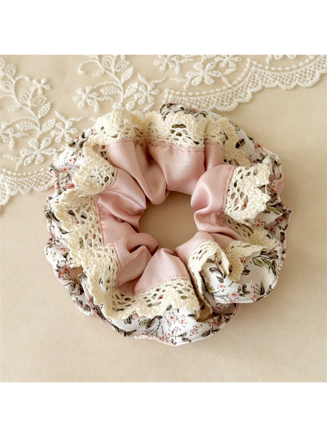Gifty - Floral Lace Trim Scrunchie