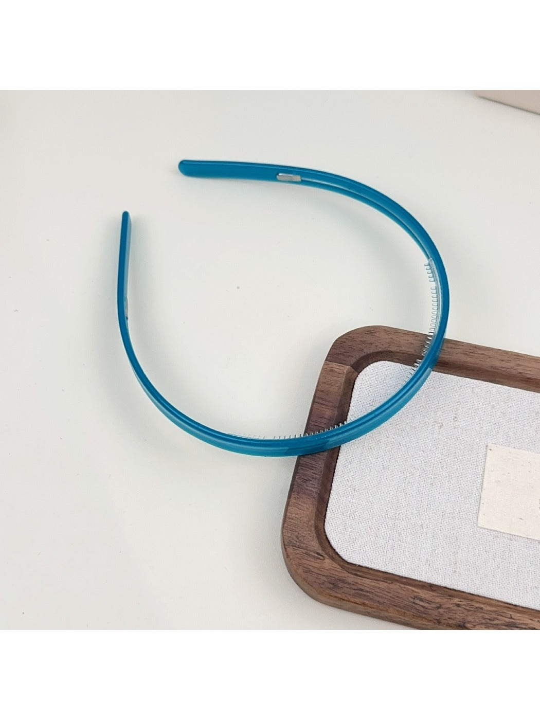 Close-up of smooth acetate material on Gifty solid color headband