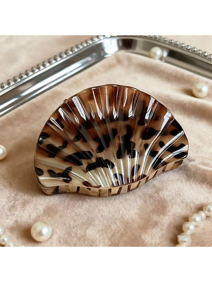 Beau - Vintage Leopard Print Shell Shaped Claw Clip