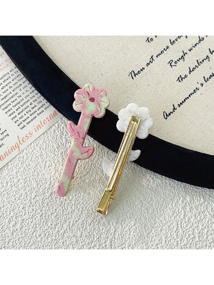 Beau - Flower Shaped Hair Clip