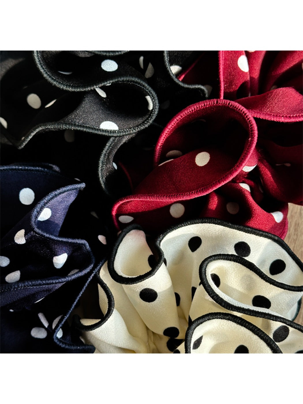 Gifty - Retro Polka Dot Scrunchie