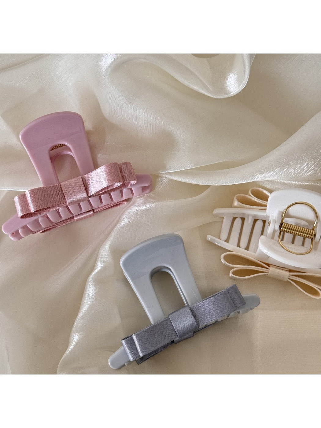 Close-up of Beau T shaped bow hair claw clip showing clip teeth