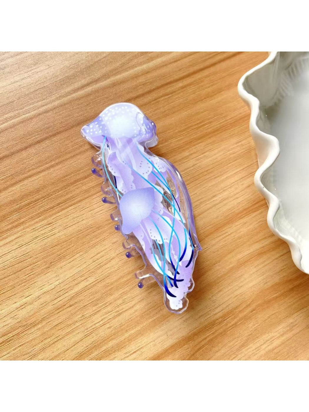 Beau jellyfish claw clip packaged in a clear plastic box with branding label