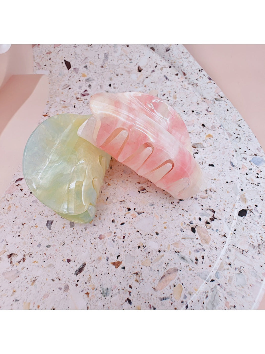 Side view of Beau gradient acrylic hair clip highlighting thickness and clasp mechanism