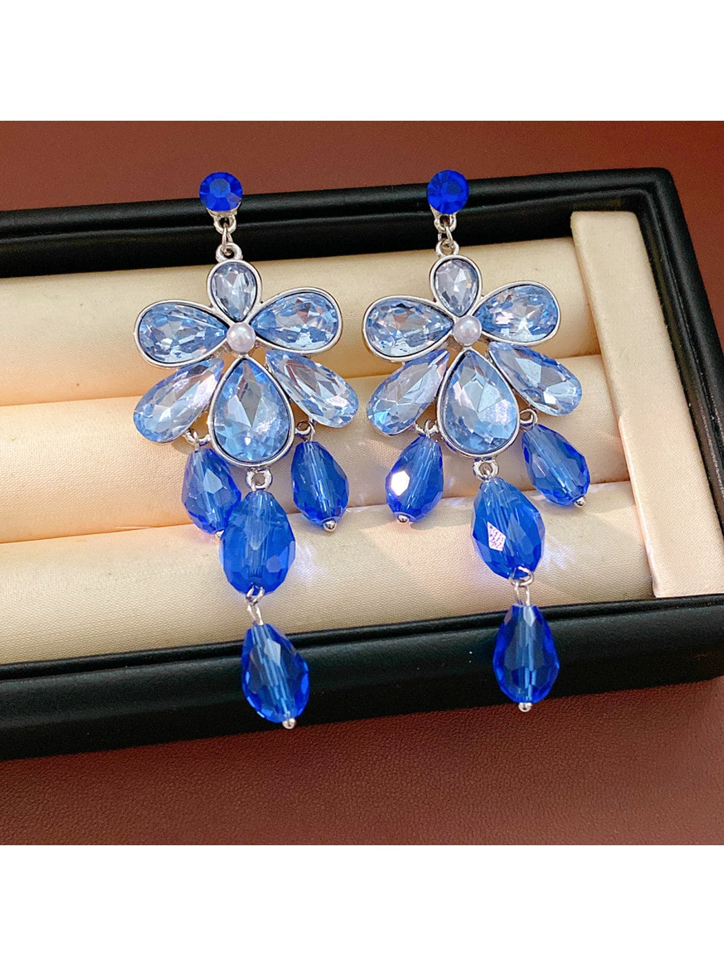 Earedge - Vintage Teardrop Floral Dangle Earrings