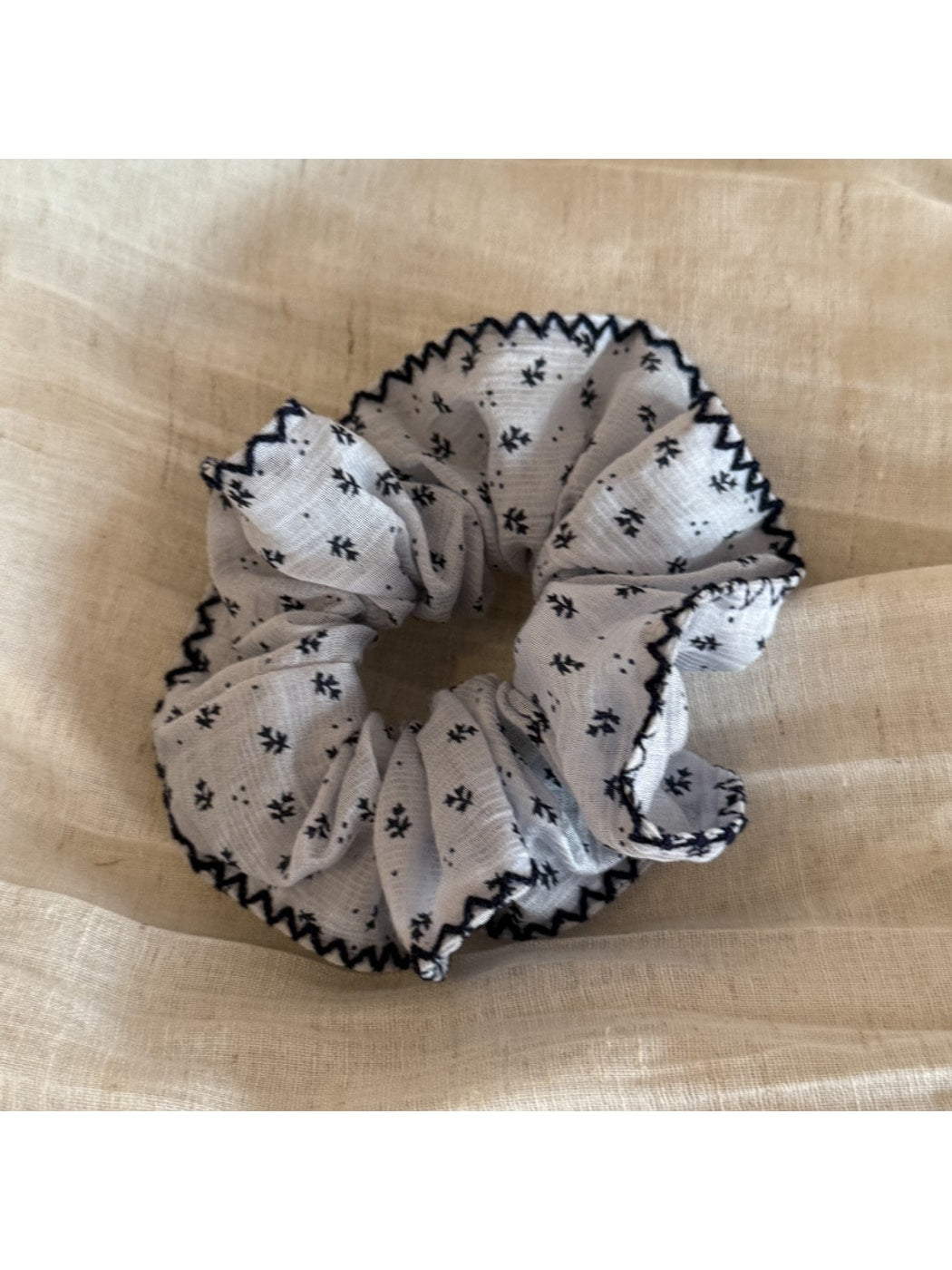 Gifty - Vintage Floral Square Detail Scrunchie