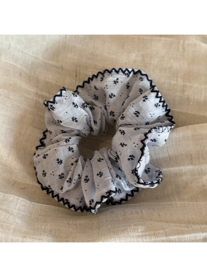 Gifty - Vintage Floral Square Detail Scrunchie