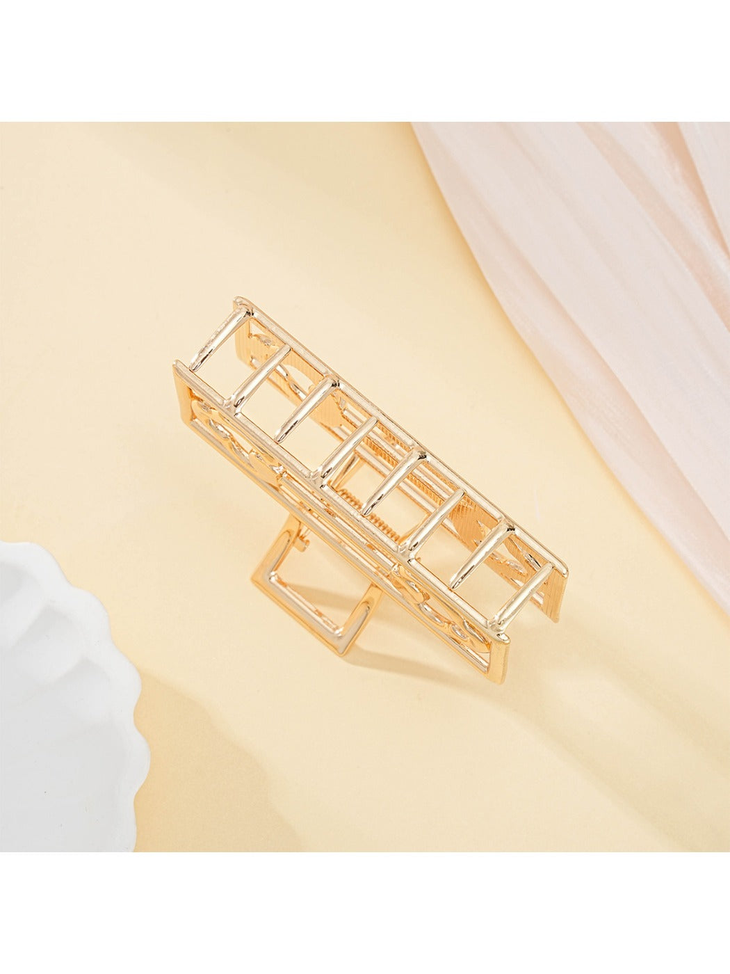 Close-up of Beau Mysterious Retro Square Hair Clip texture and design details