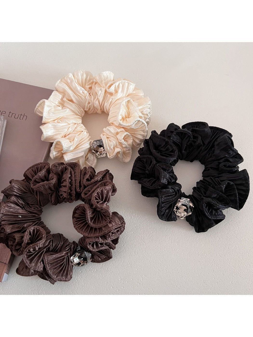 Gifty - Elegant Ruffled Edge Scrunchie