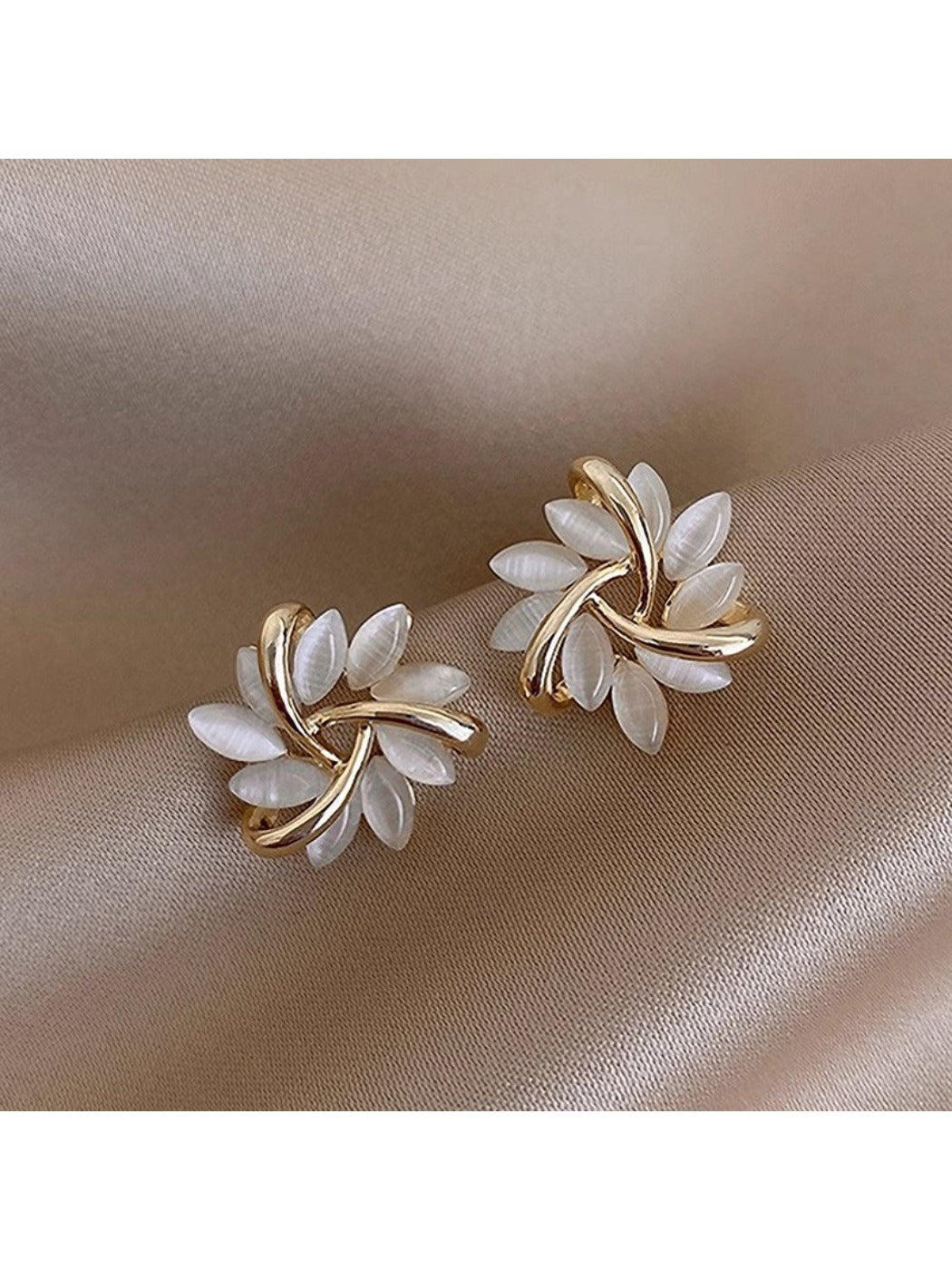 Earedge - Elegant Floral Petal Stud Earrings