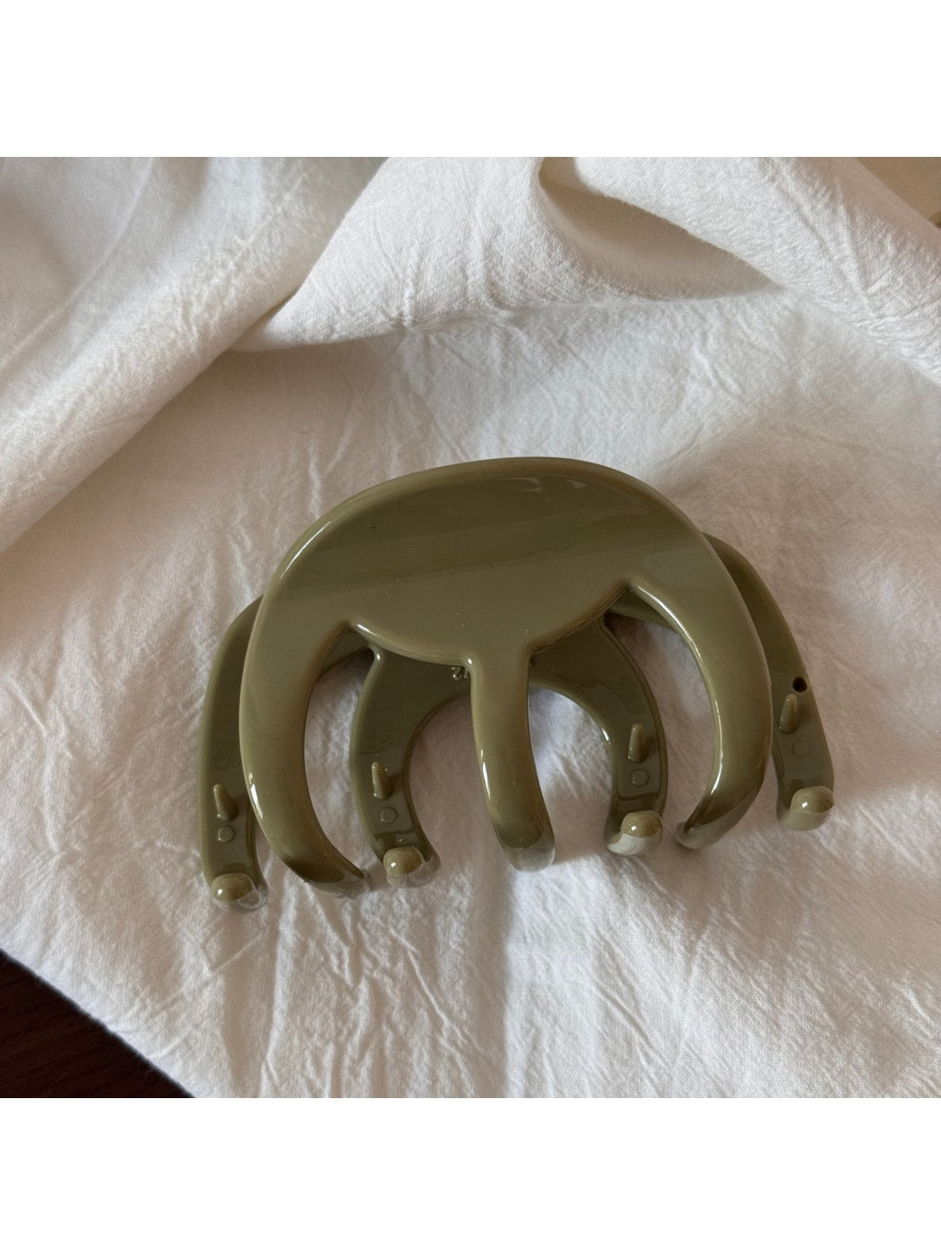 Beau - Glossy Sculpted Plastic Hair Styling Claw Clip