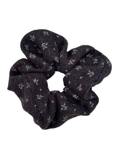 Gifty - Snowflake Knitted Hair Scrunchie