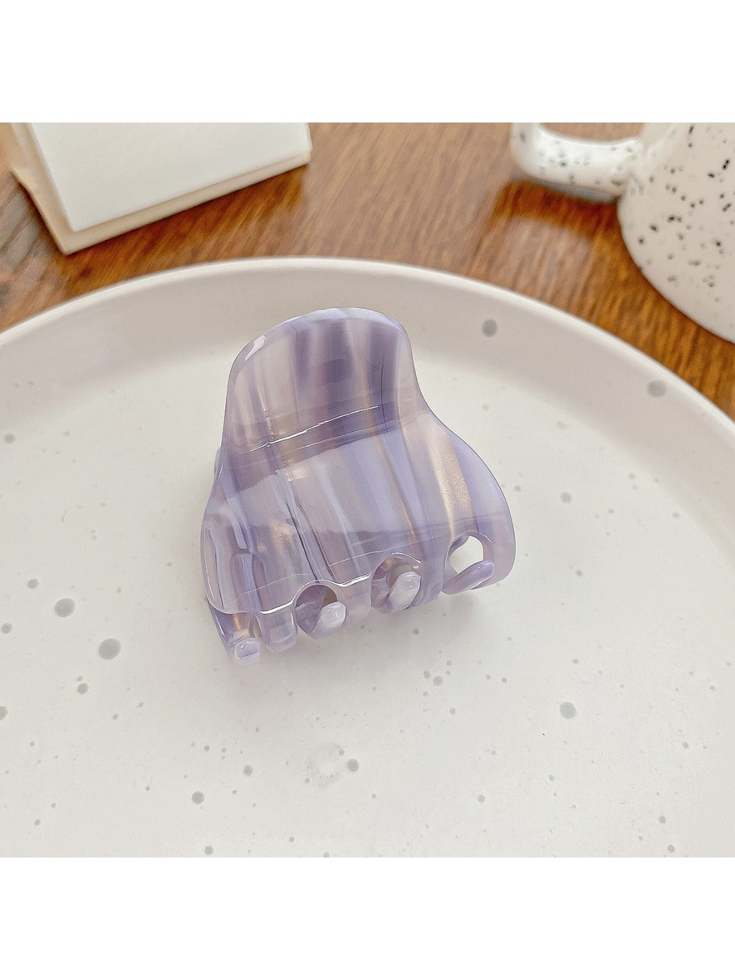 Claw clip open to reveal the inner teeth and spring mechanism