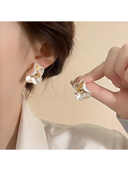 Earedge - Stylish Elegant Floral Earrings