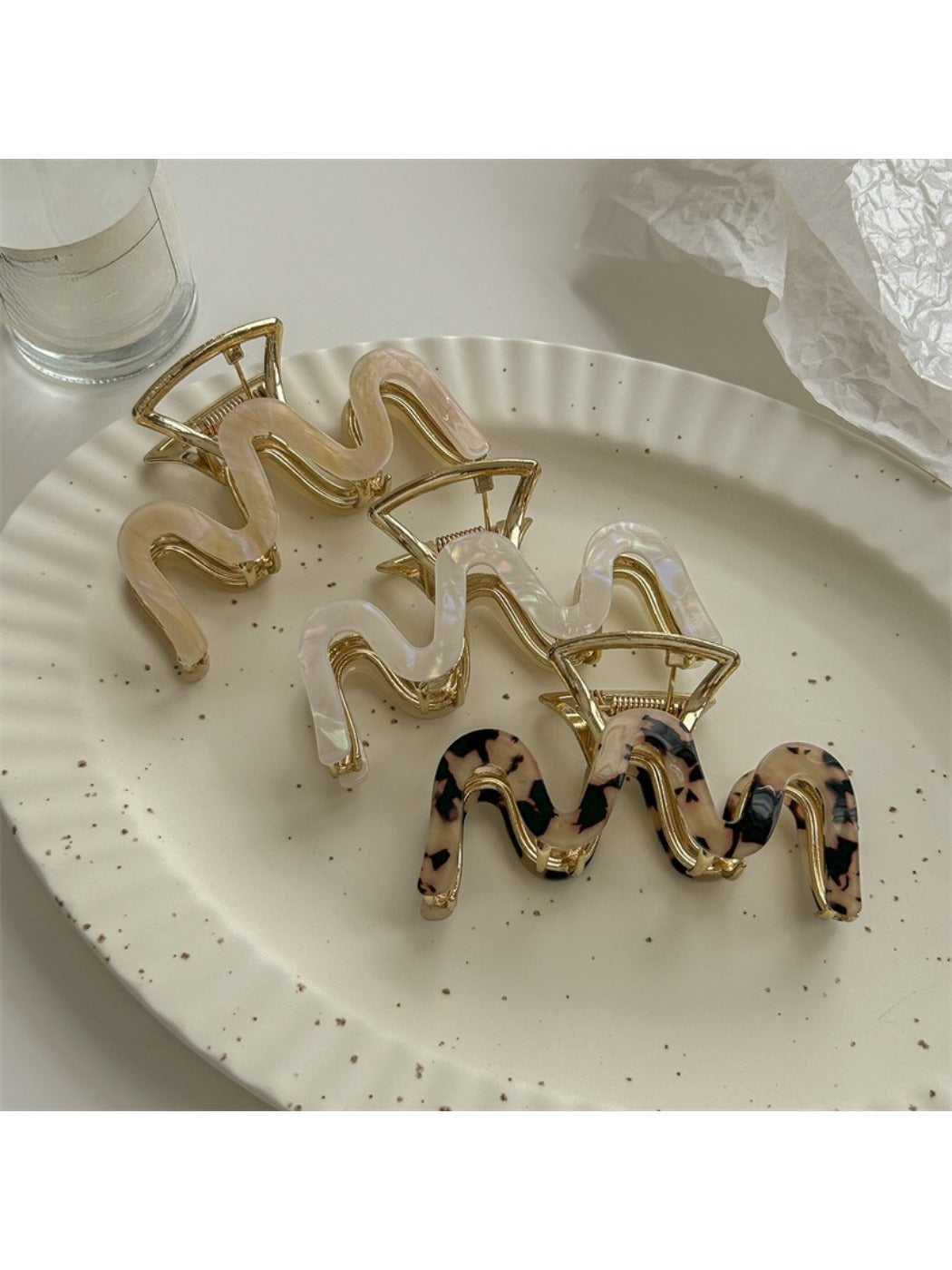 Close-up of Beau vintage wave line claw clip showing curved wave design