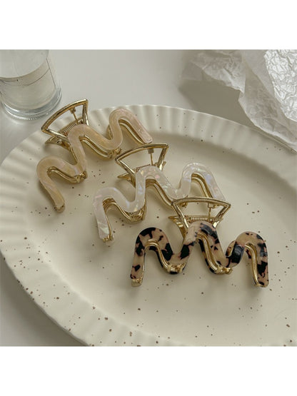 Close-up of Beau vintage wave line claw clip showing curved wave design