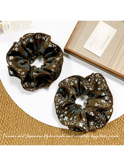 Gifty - Elegant Vintage Floral Scrunchie