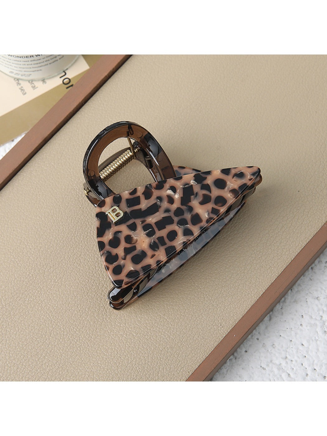 Beau - Triangular Shark Grip Clip
