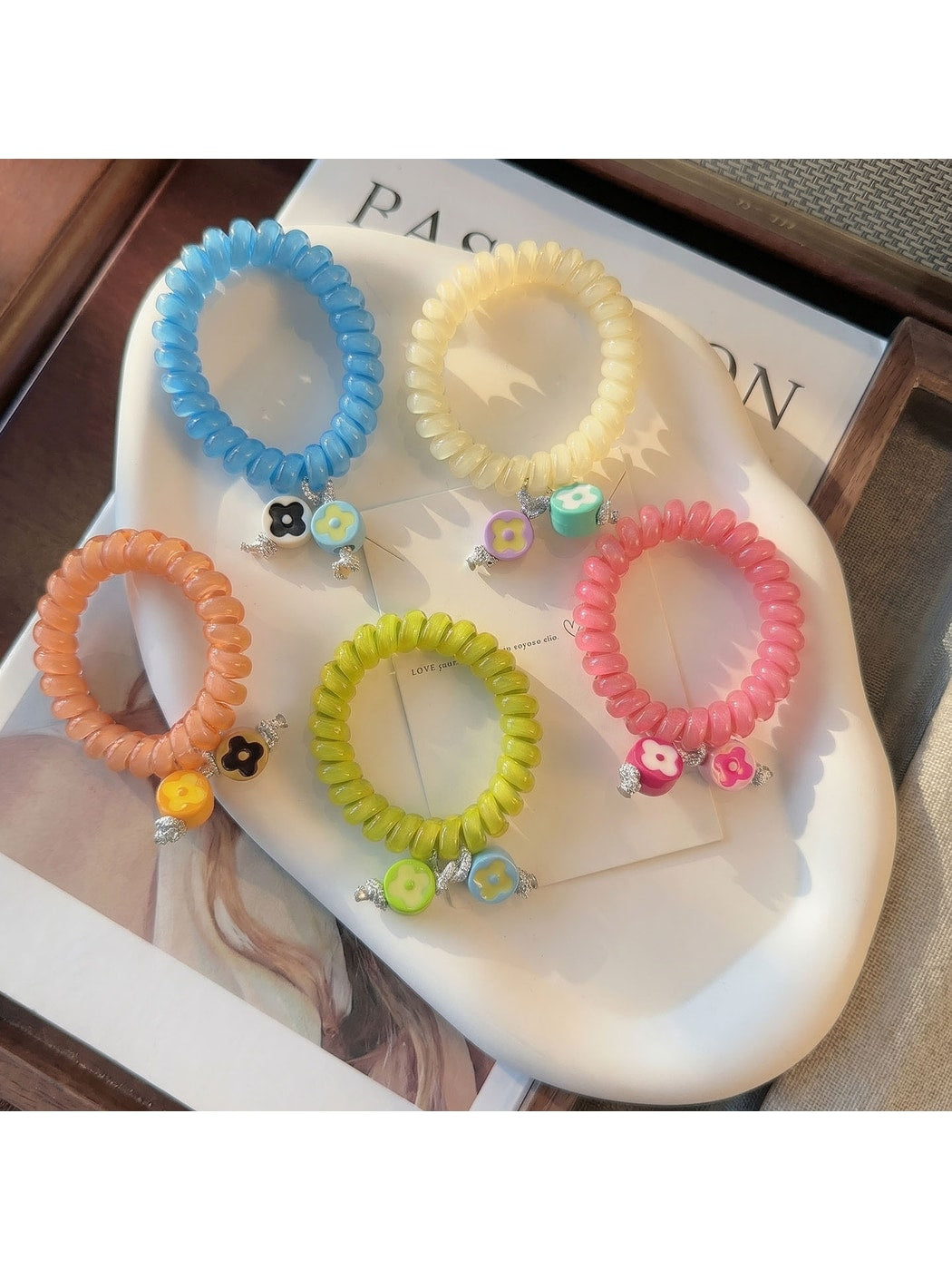 Gifty - Plastic Flower Bead Spiral Hair Tie