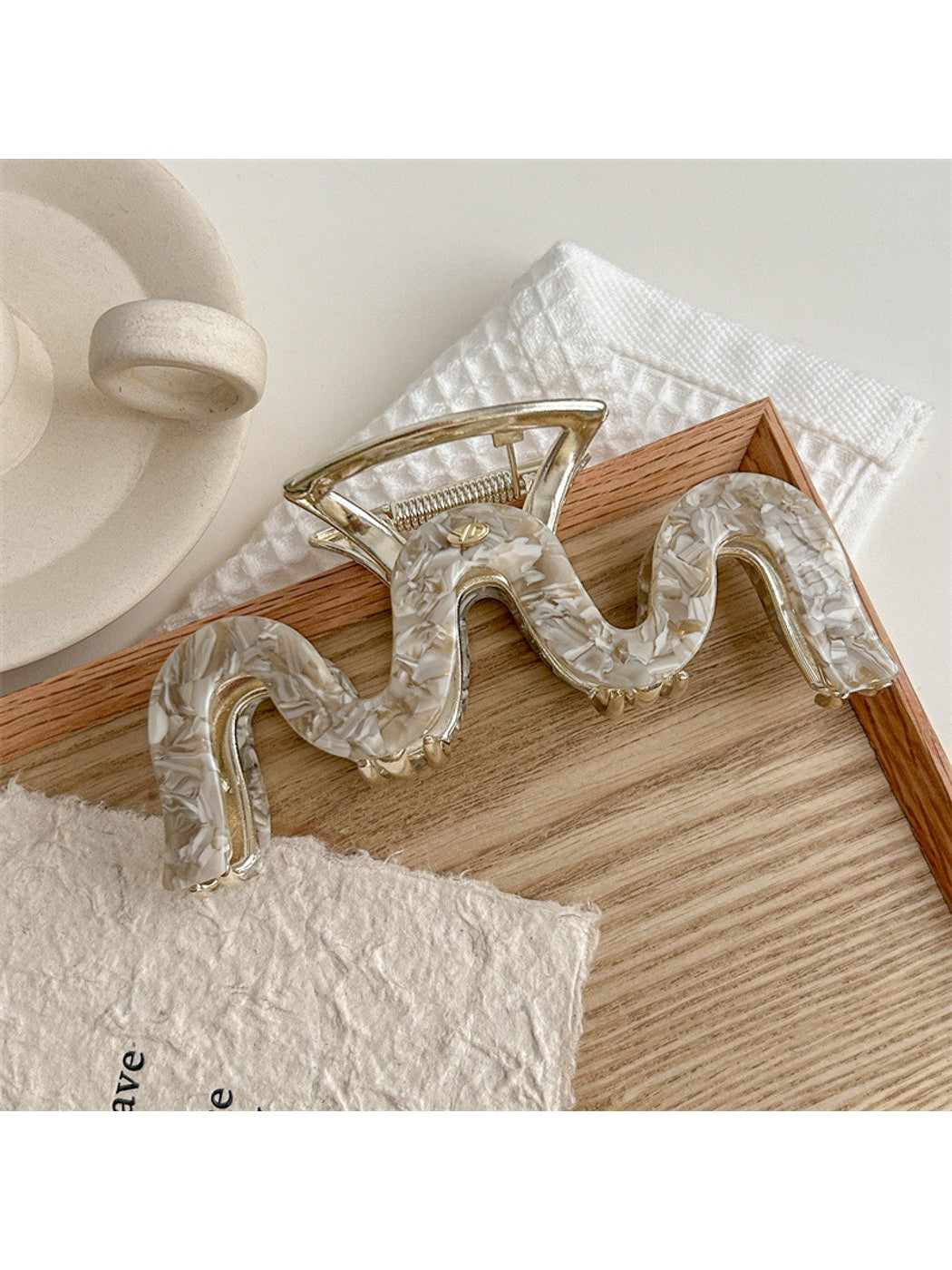 Beau - Acetate Alloy M Shape Statement Claw Clip