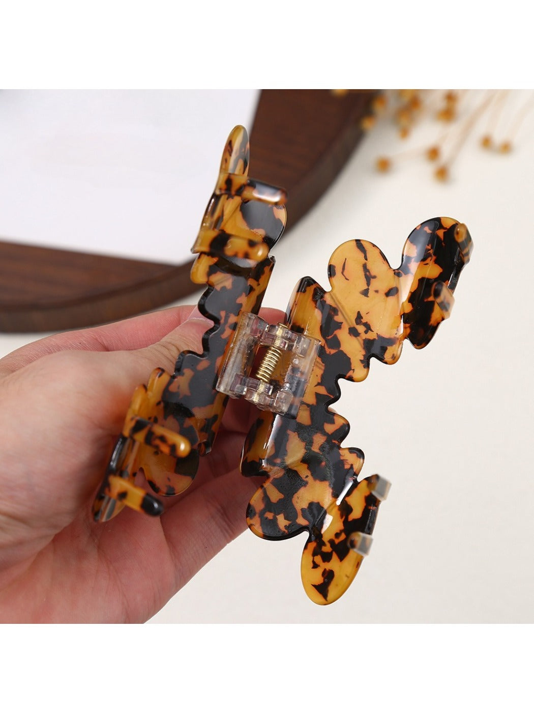 Beau - Retro Petal Shaped Hair Claw Clip