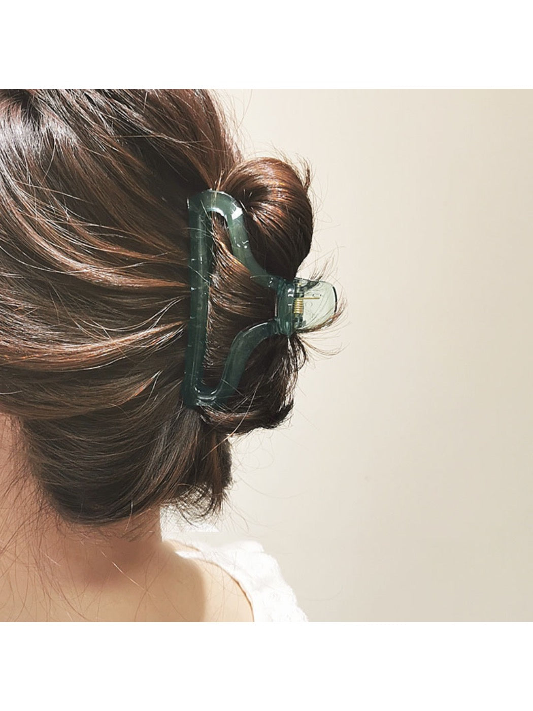 Beau - Transparent Fish Tail Claw Clip