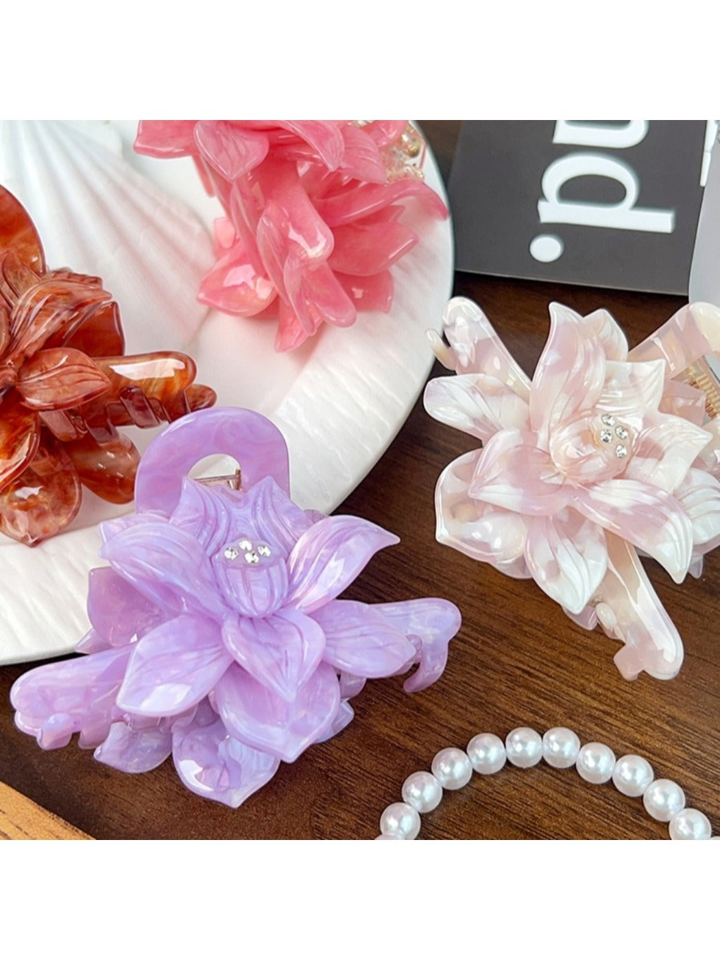 Beau lotus hair claw clip open to display inner teeth and grip