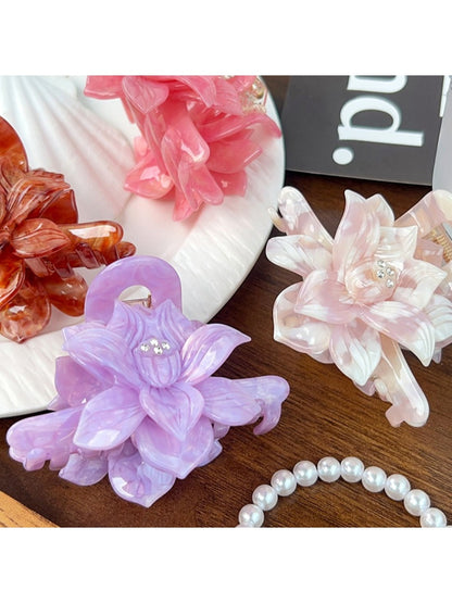 Beau lotus hair claw clip open to display inner teeth and grip