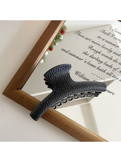 Beau - Elegant Black Claw Clip