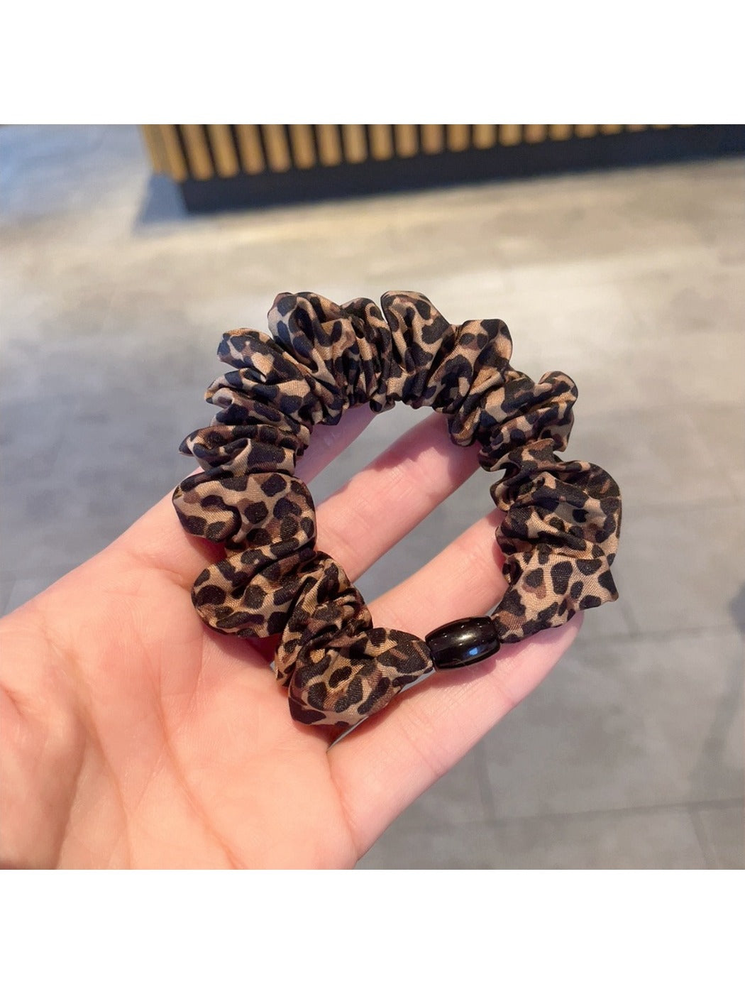 Gifty - Chic Leopard Print Hair Scrunchie