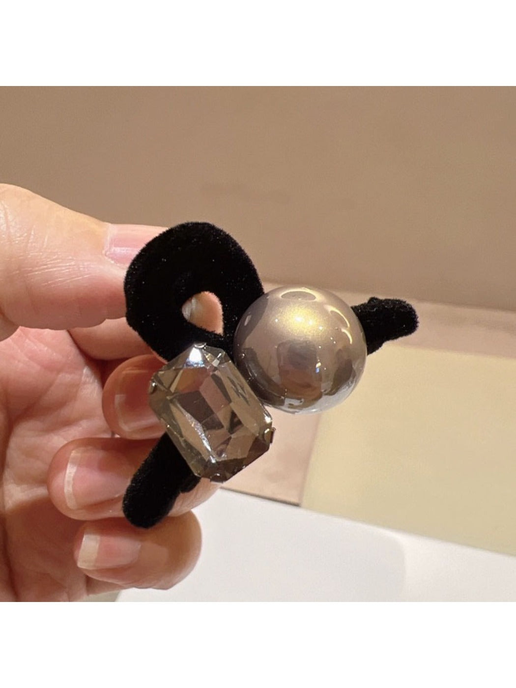 Beau - Simple Fashion Ball Hair Clip