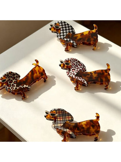 Top view of Beau cute cartoon dachshund claw clip with brown and black colors
