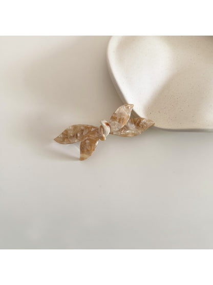 Model wearing Beau retro bow acetate hair clip with loose hair