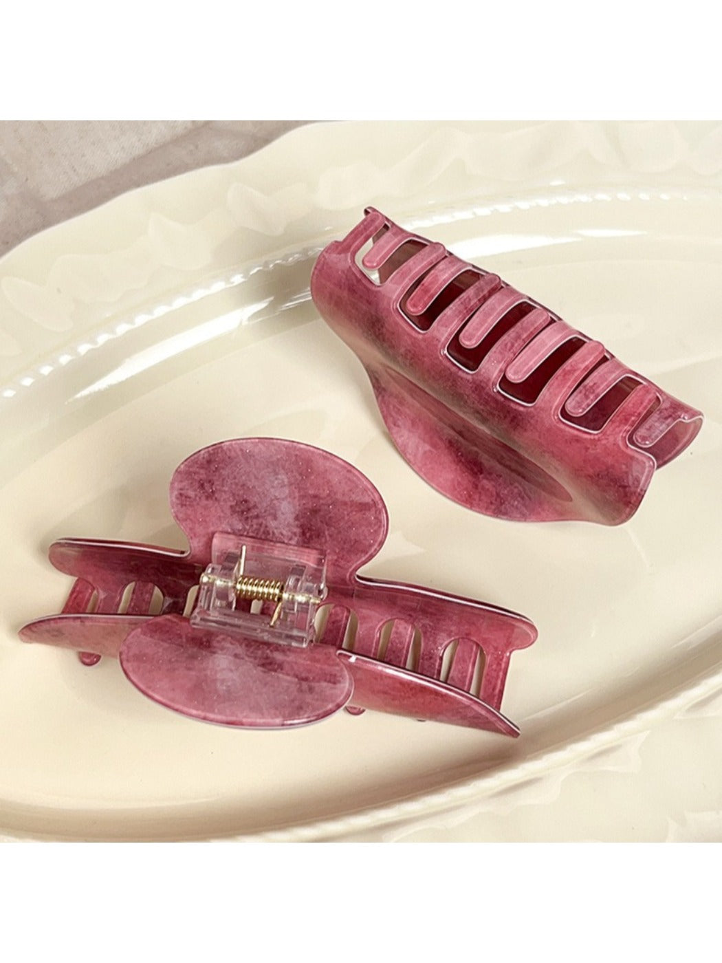 Side view of Beau pink ombre hair claw clip highlighting clip mechanism