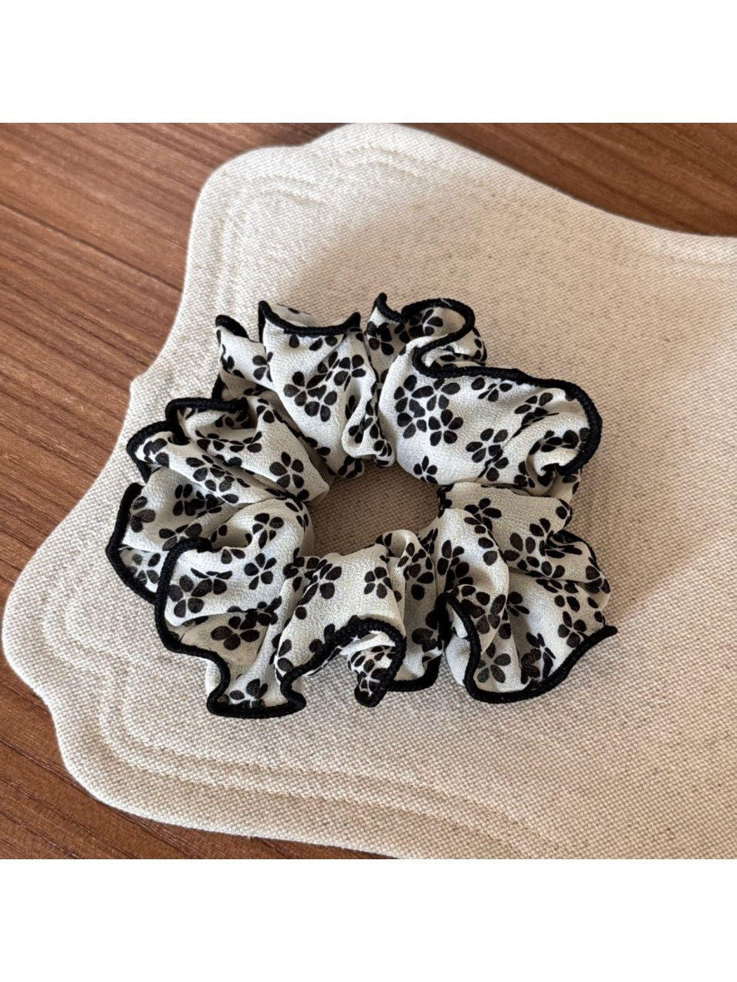 Gifty - Polka Dot Floral Scrunchie