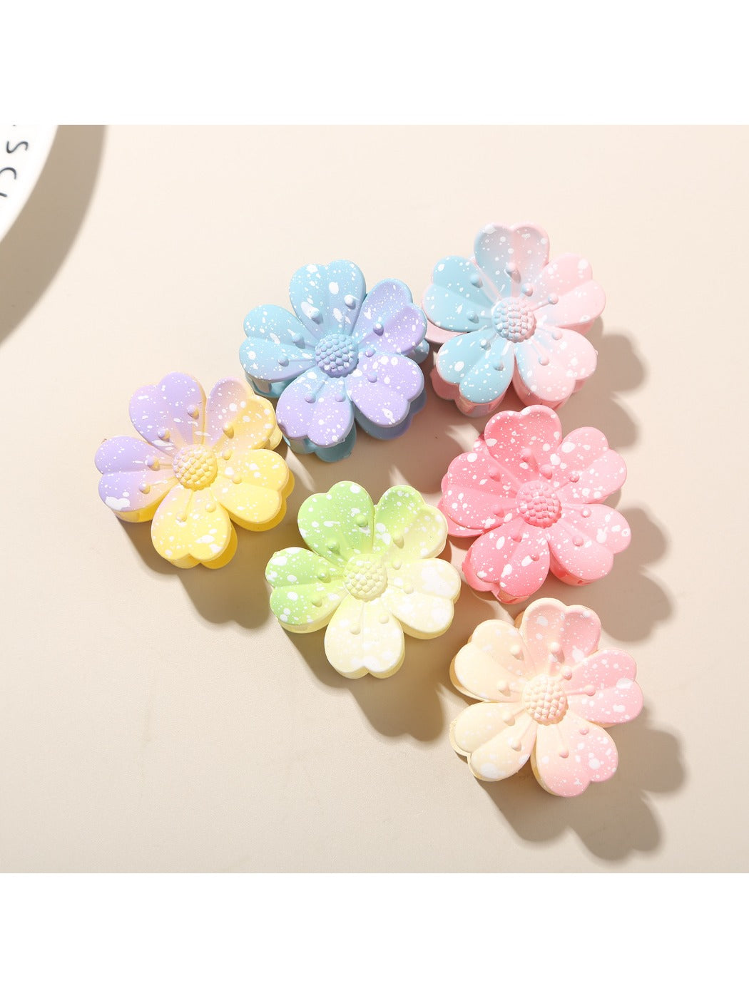 Beau - Gradient Five Petal Hair Claw Clip
