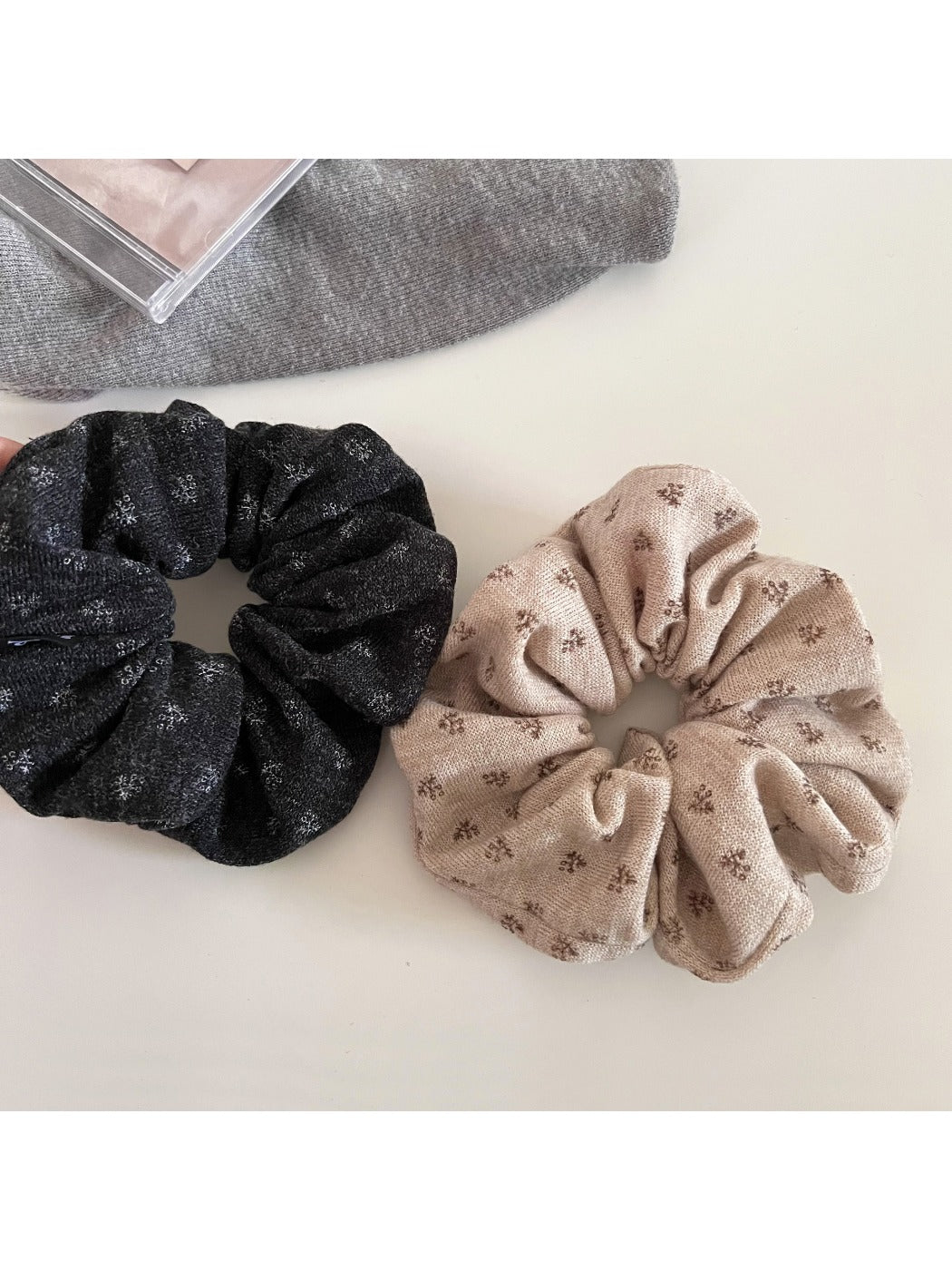 Gifty - Floral Knit Hair Scrunchie Hair Tie