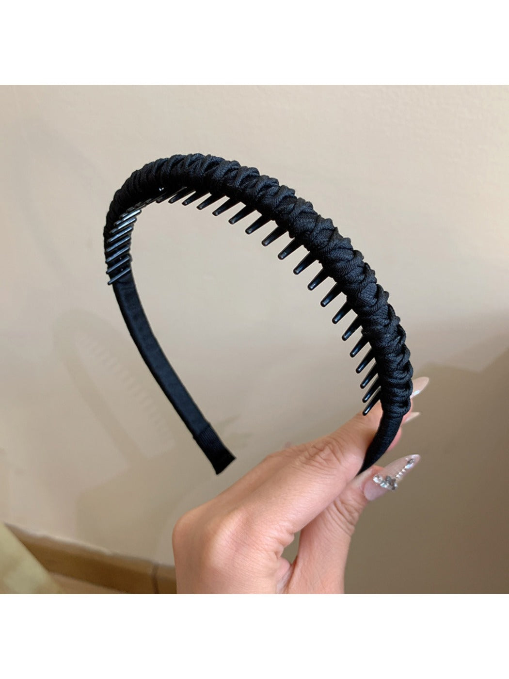 Gifty solid color headband styled with loose waves on a model