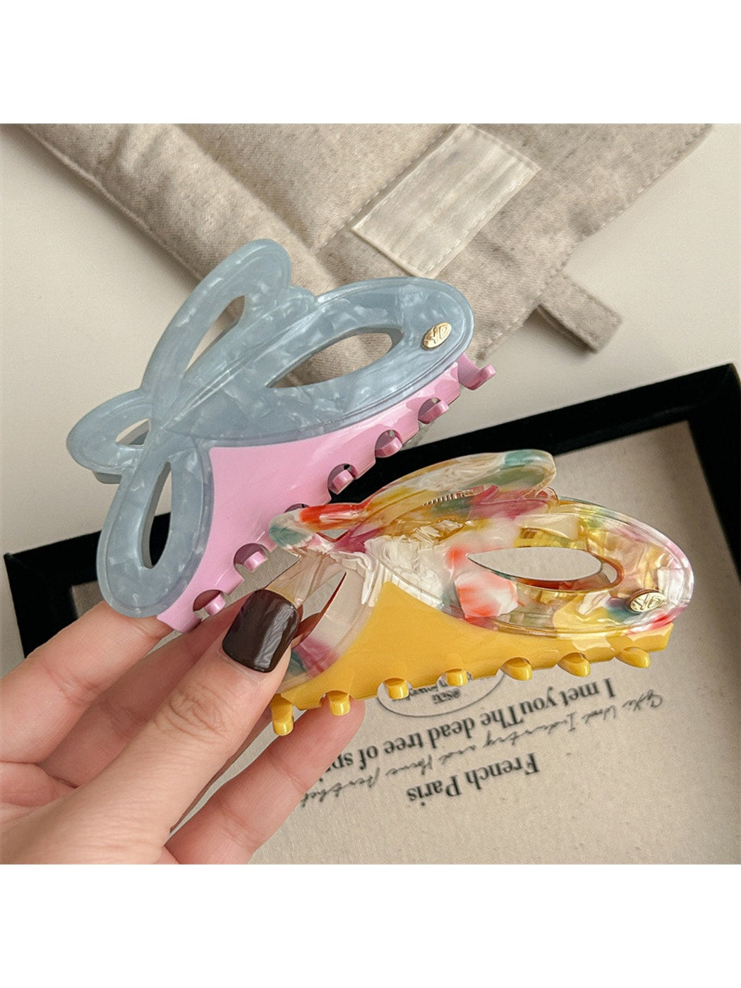 Beau - Alloy Detail Butterfly Shape Acetate Claw Clip