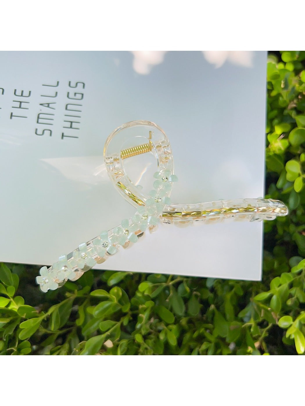 Beau flower crisscross hair claw clip on model's hair with floral outfit