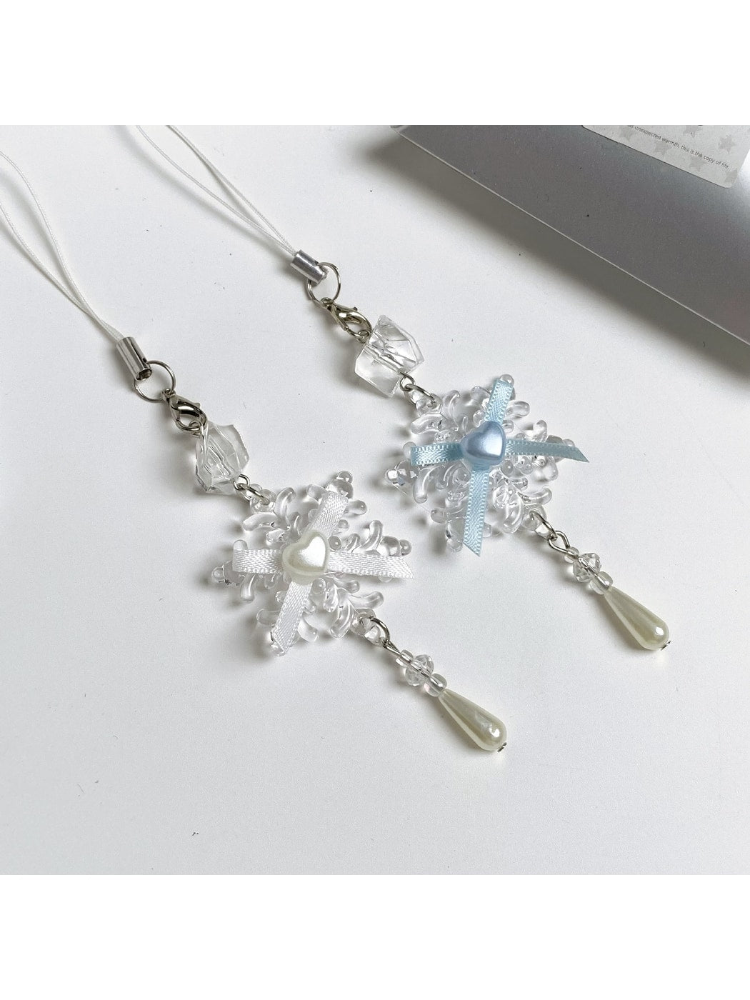 Keypus - Resin Snowflake Ribbon Heart Drop Keychain