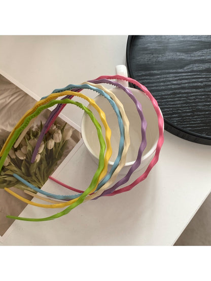 Side view of Gifty solid color wavy headband highlighting wave design