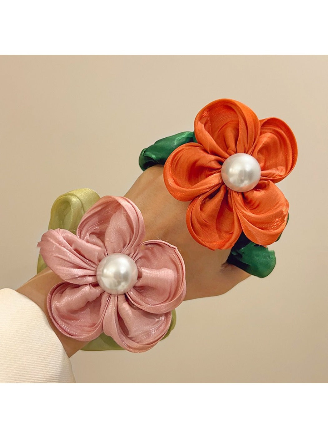 Gifty - Five-Petal Flower Scrunchie