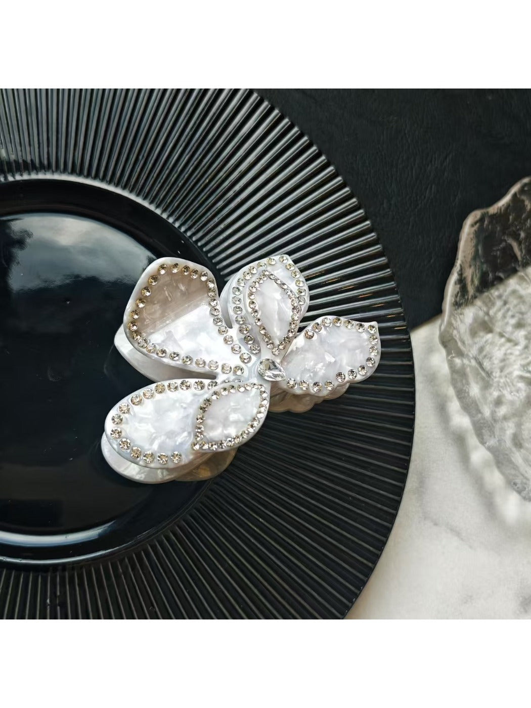 Beau - Chic Petal Shaped Hair Claw Clip